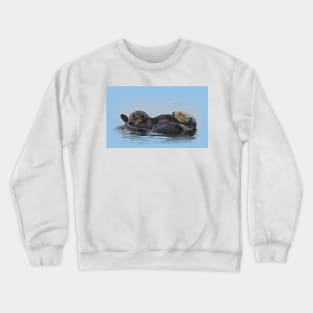 Wildlife gifts, mama sea otter and her babe Crewneck Sweatshirt